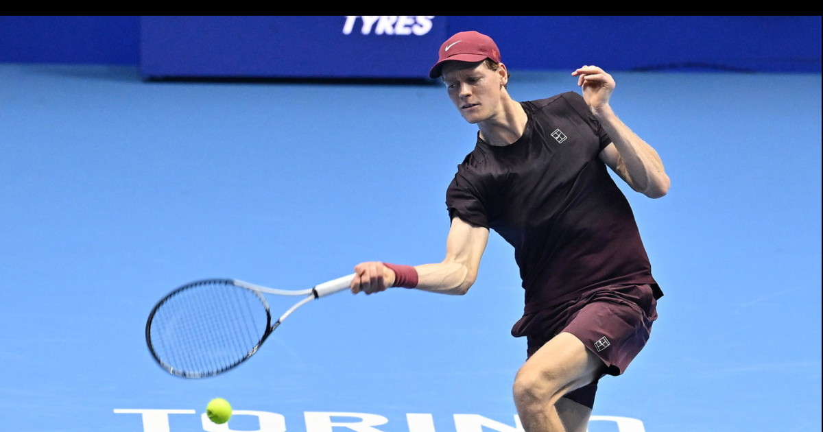 Jannik Sinner strapazza De Minaur: il colpo pazzesco, tutti in piedi Jannik Sinner strapazza De Minaur: il colpo pazzesco, tutti in piedi