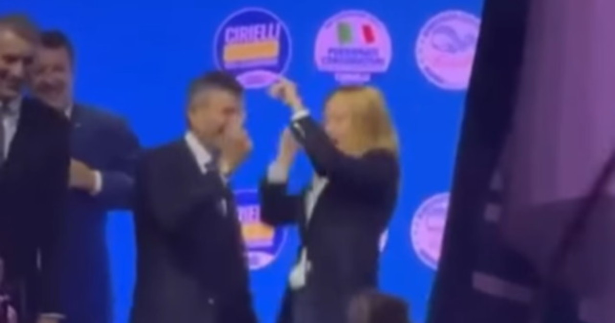 Giorgia Meloni insultata: "Fa la caciottara", chi rosica per il coro Giorgia Meloni insultata: "Fa la caciottara", chi rosica per il coro