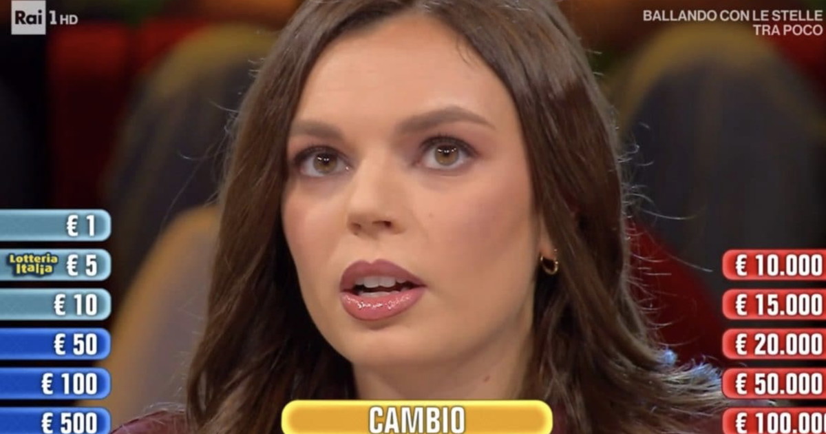 Affari tuoi, gli insulti choc al papà di Asia: "Colpa sua, non piangere" Affari tuoi, gli insulti choc al papà di Asia: "Colpa sua, non piangere"