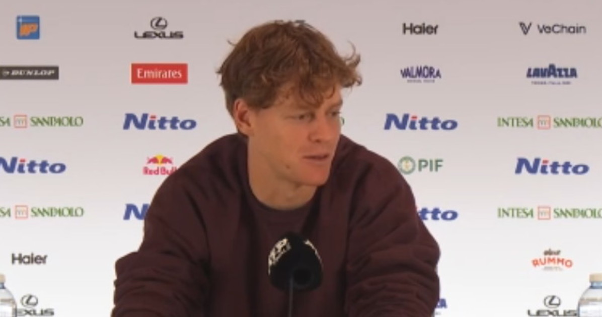Jannik Sinner, la domanda che lo imbarazza: "Uhm…eeehhh, non so come risponderti" Jannik Sinner, la domanda che lo imbarazza: "Uhm…eeehhh, non so come risponderti"
