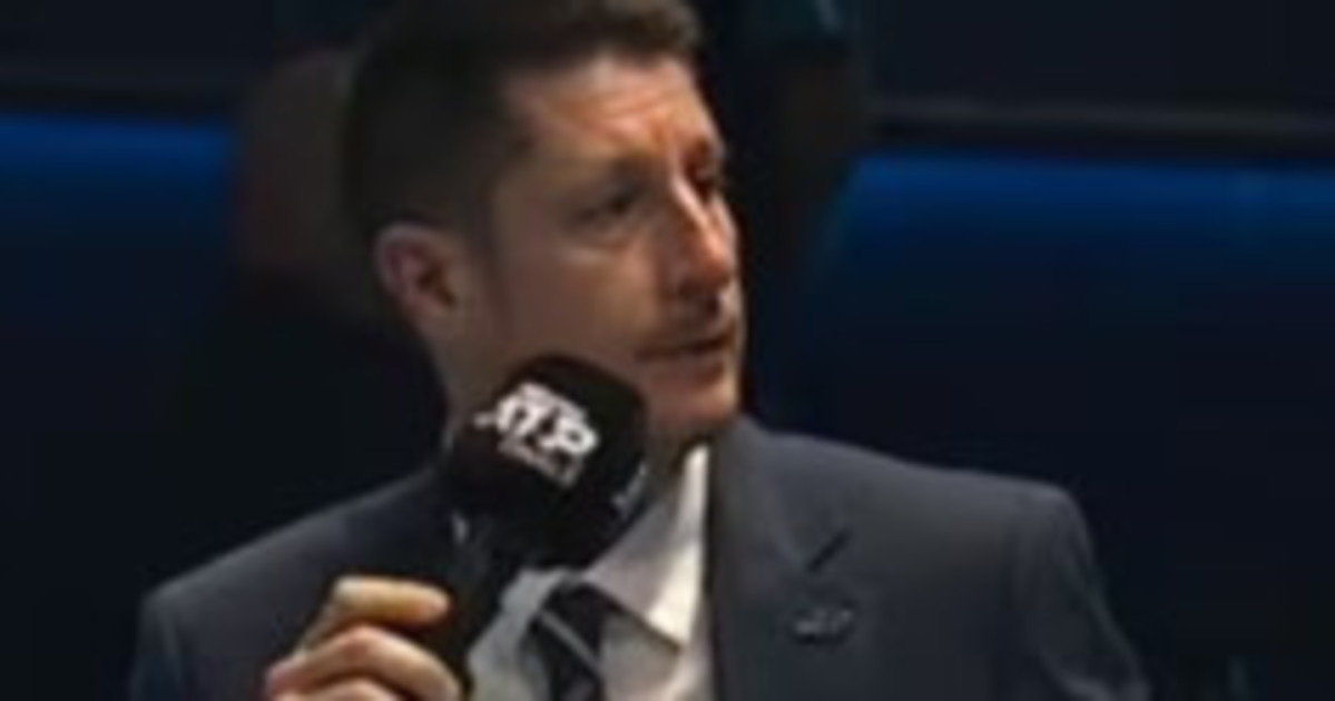 Sinner e Alcaraz, sospeso il match per 11 minuti: "Malore in tribuna" Sinner e Alcaraz, sospeso il match per 11 minuti: "Malore in tribuna"