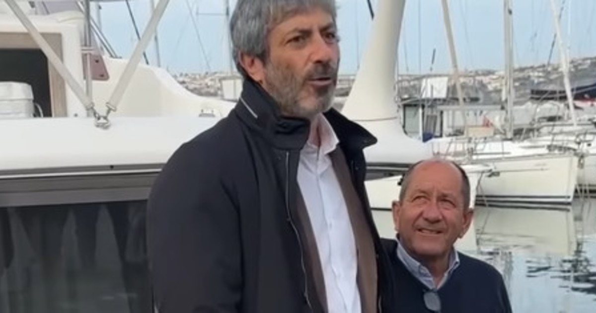 Fico sale sul gozzo e fa lo show anti FdI: travolto dalle critiche Fico sale sul gozzo e fa lo show anti FdI: travolto dalle critiche