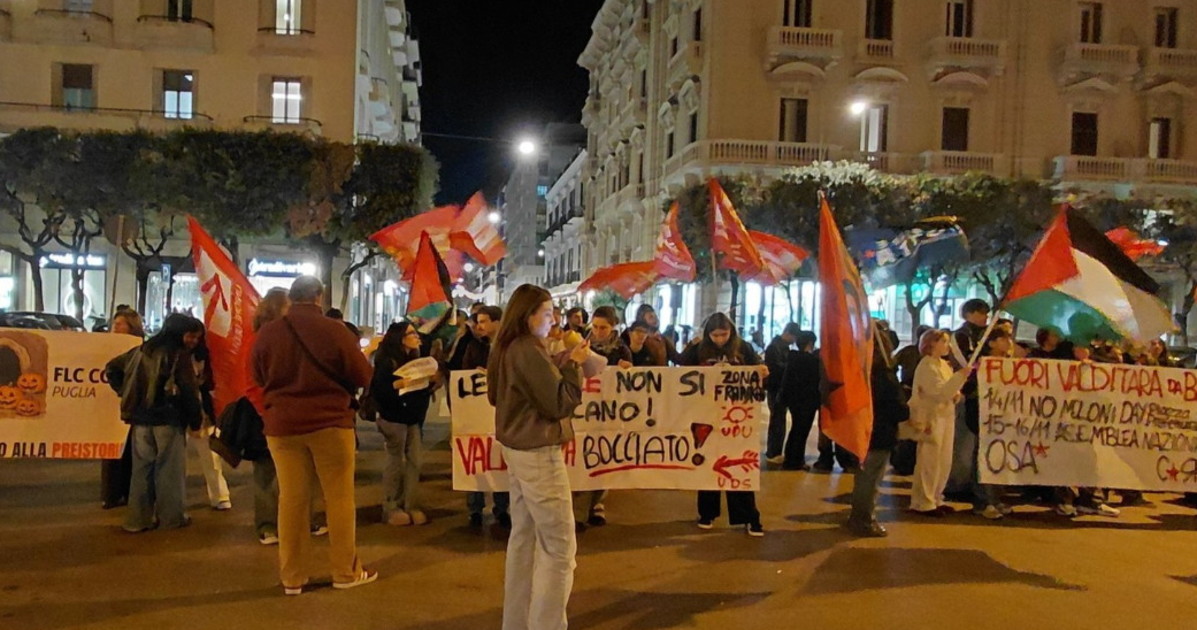 Valditara, "dacci la tua testa": insulti choc, cosa gli hanno urlato Valditara, "dacci la tua testa": insulti choc, cosa gli hanno urlato