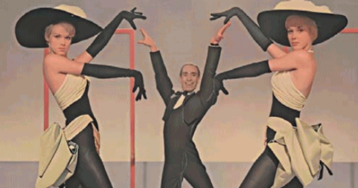 Gemelle Kessler, con balletti, gambe e ironia hanno accompagnato l Gemelle Kessler, con balletti, gambe e ironia hanno accompagnato l