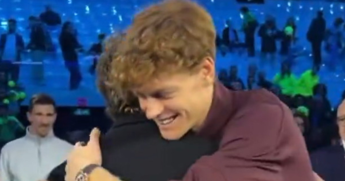 Sinner, "c***zo finalmente ci vediamo": clamoroso, chi incontra sugli spalti a Torino Sinner, "c***zo finalmente ci vediamo": clamoroso, chi incontra sugli spalti a Torino