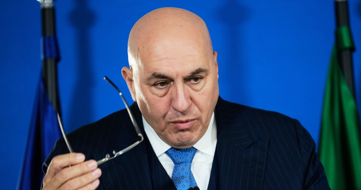 Guido Crosetto: "Dalla guerra ibrida rischi catastrofici"