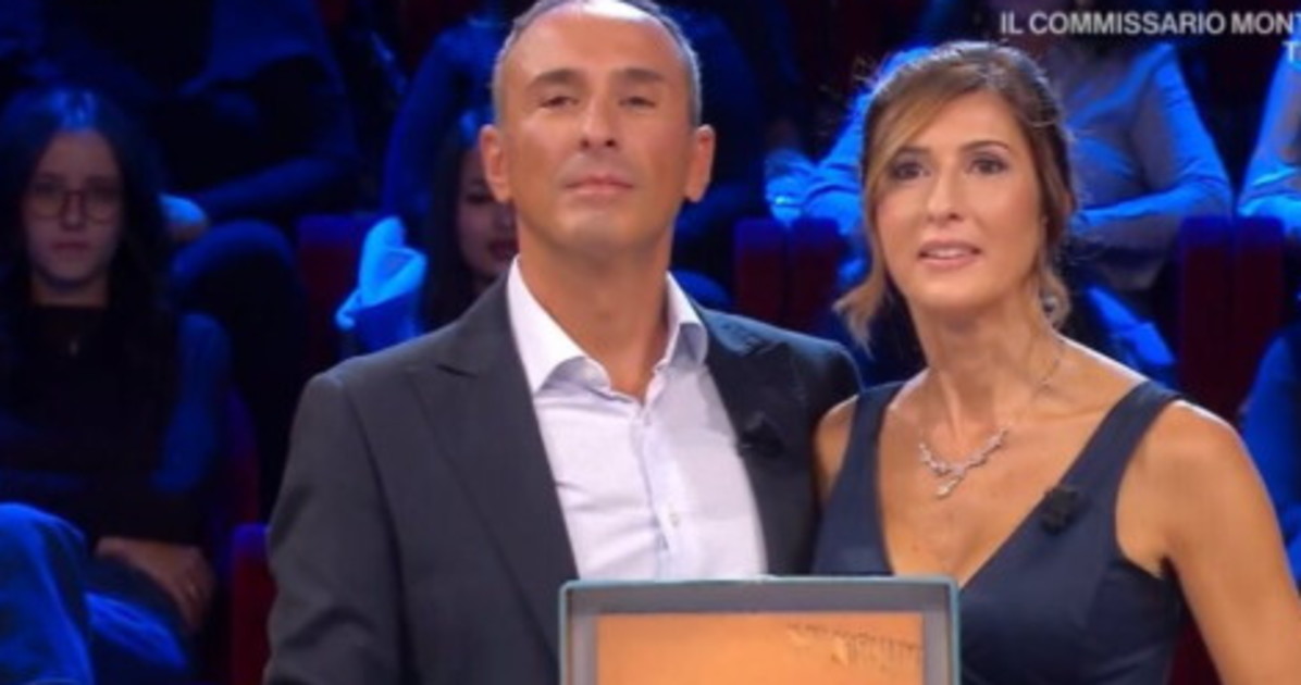 Affari tuoi, insulti alla marescialla: "In pensione a 50 anni" Affari tuoi, insulti alla marescialla: "In pensione a 50 anni"