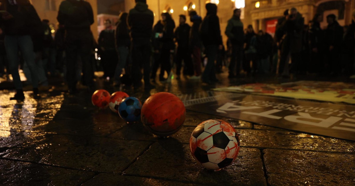 Bologna assediata dai pro Pal: in mezzo al corteo Patrick Zaki
