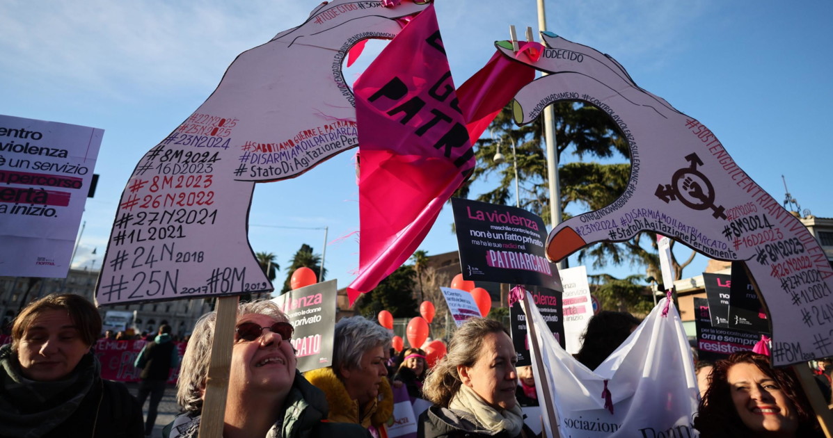 Roma, il corteo di Non una di meno: "Sabotiamo guerra e patriarcato"