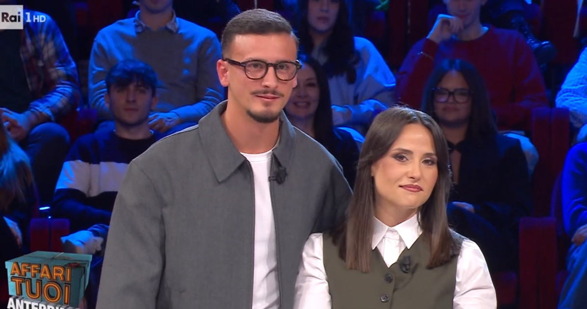 affari tuoi de martino manda in tilt il fidanzato di teresa con una domanda ehm da Liberoquotidiano.it affari tuoi de martino manda in tilt il fidanzato di teresa con una domanda ehm