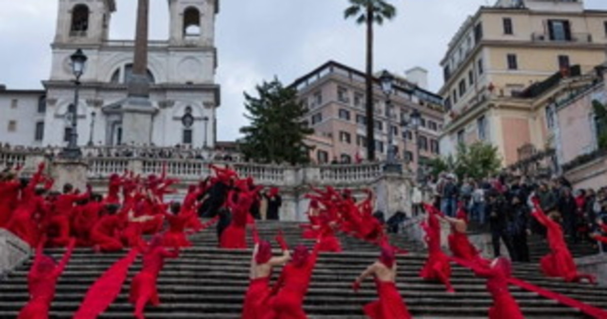 Femminicidi: l’amore prova a fermare la strage. A Trinità dei Monti la Capitale lancia il suo “basta” silenzioso. 