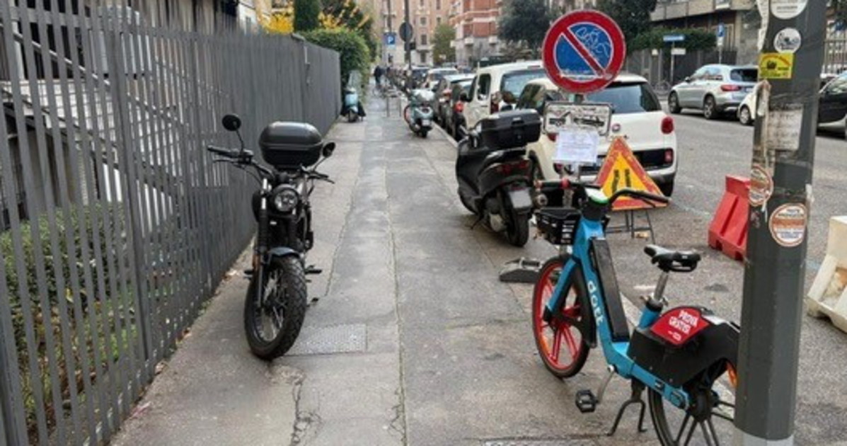 Milano ostaggio di bici e moto sui marciapiedi | Libero Quotidiano.it
