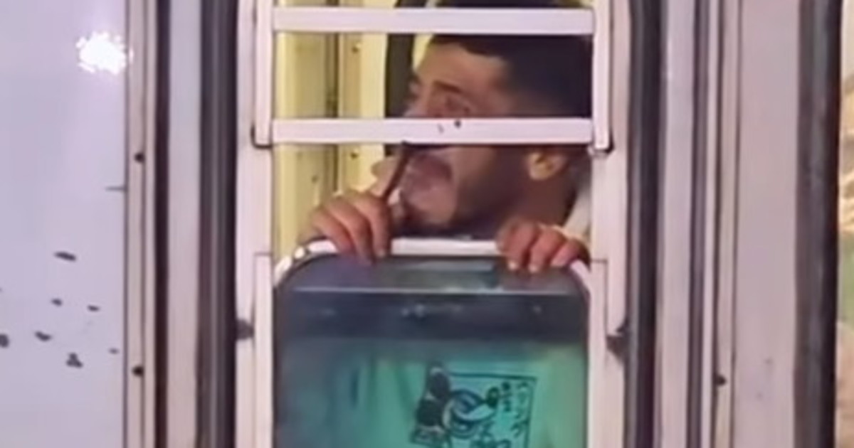 Milano, irrompe nella cabina di guida della metro: scoppia il caos