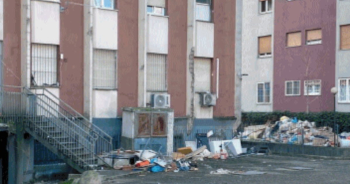 Milano, i misteri della casa di via Cavezzali: sentinelle, abusivi e subaffitti