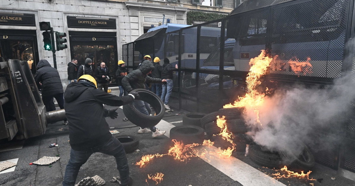 Ex Ilva a Genova, la guerriglia degli operai contro i poliziotti: promessa mantenuta