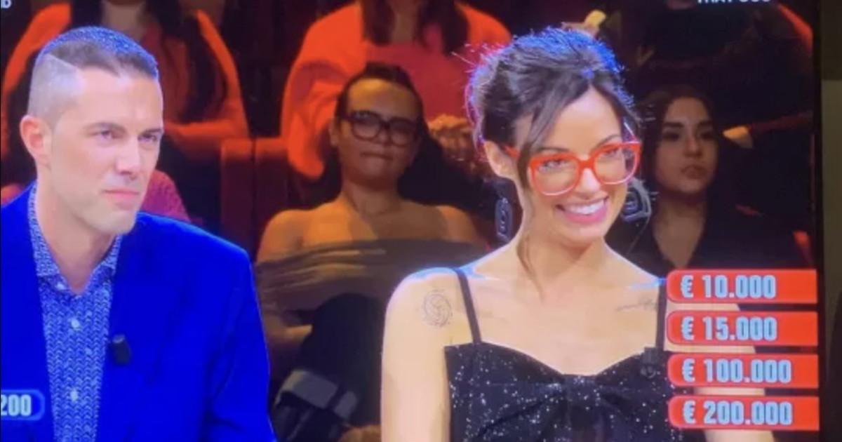 Affari Tuoi, Francesca travolta sui titoli di coda: "La più avida di sempre" Affari Tuoi, Francesca travolta sui titoli di coda: "La più avida di sempre"