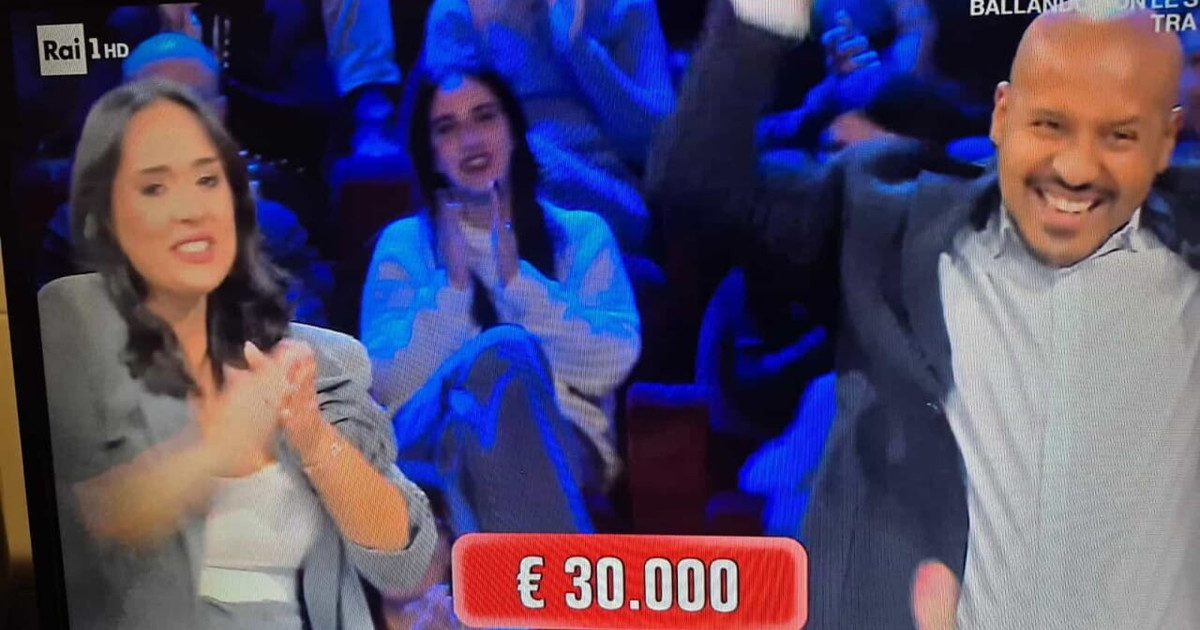 Affari Tuoi, Stefano "impallinato" sui titoli di coda: "Il più imbranato" Affari Tuoi, Stefano "impallinato" sui titoli di coda: "Il più imbranato"