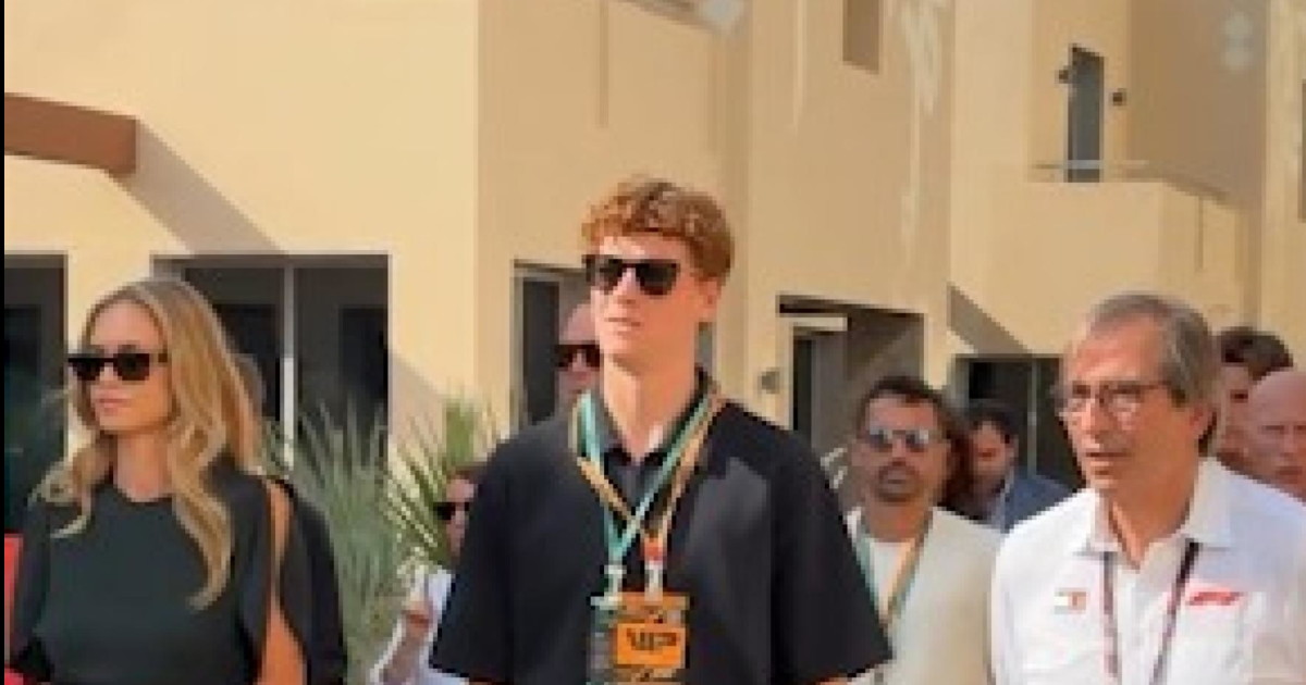 Jannik Sinner, clamoroso: mani in tasca, con chi lo beccano Jannik Sinner, clamoroso: mani in tasca, con chi lo beccano