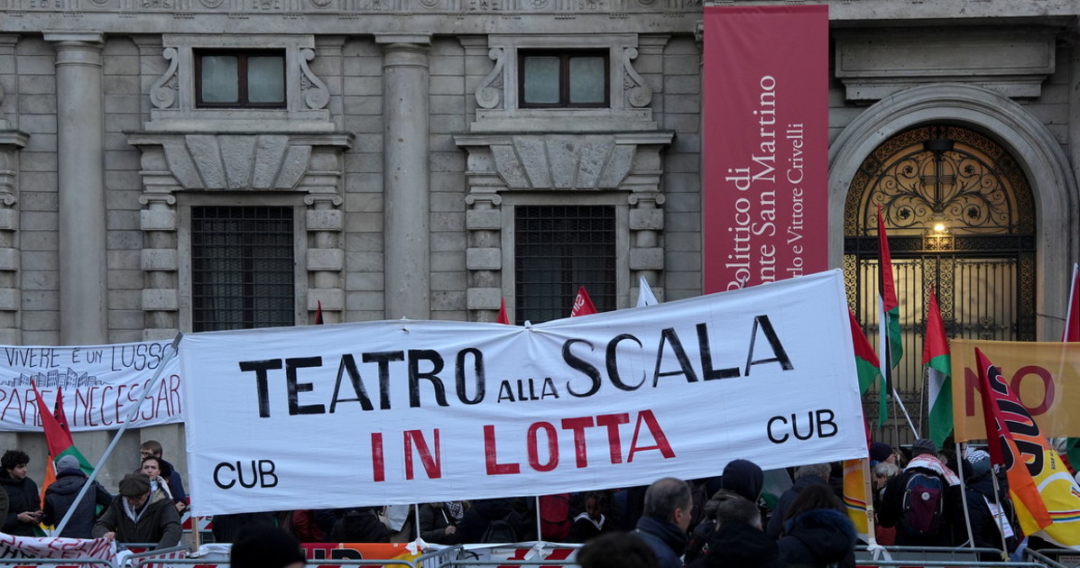 Prima della Scala, Sala criticato dal centro sociale: "Araldo dai calzini arcobaleno" Prima della Scala, Sala criticato dal centro sociale: "Araldo dai calzini arcobaleno"