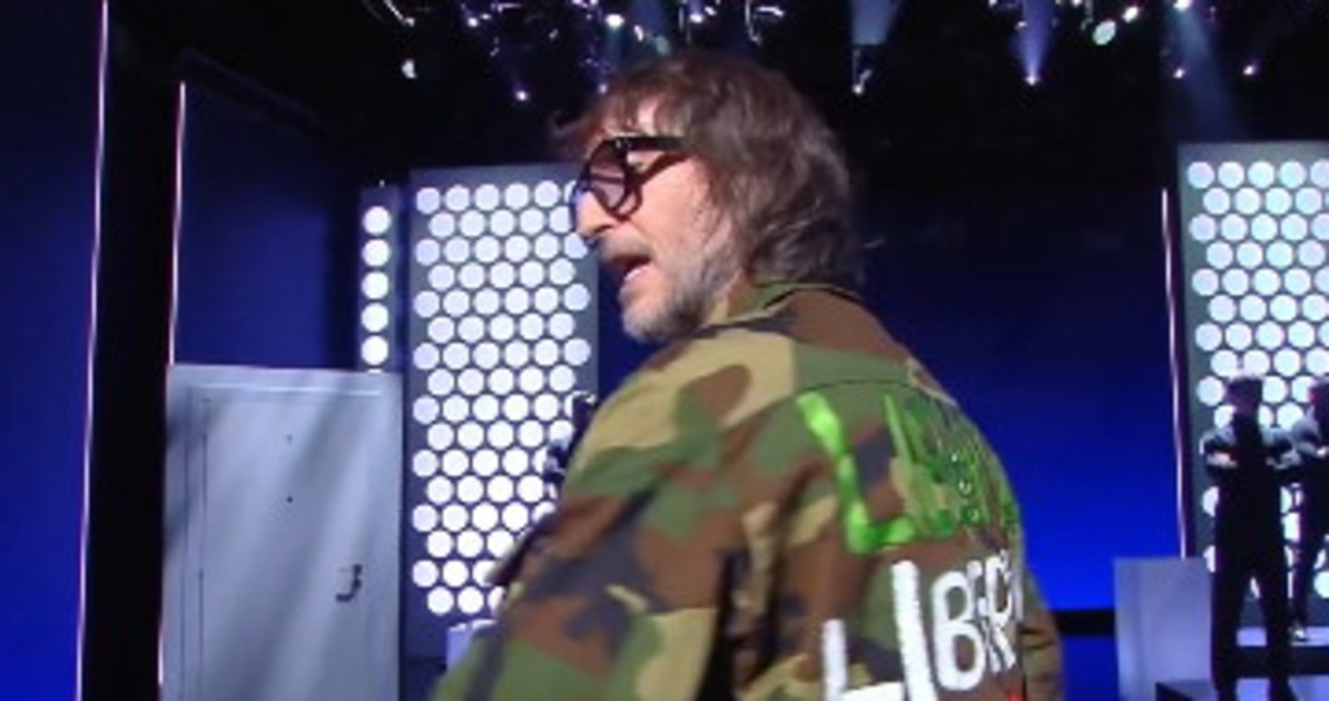 Fuori dal coro, Cruciani in giacca militare: la scritta sulla schiena, pugno a toghe e sinistra Fuori dal coro, Cruciani in giacca militare: la scritta sulla schiena, pugno a toghe e sinistra