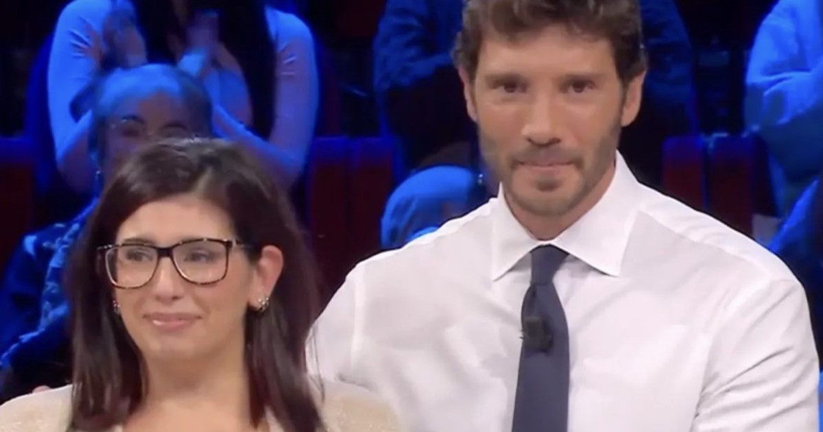 Affari Tuoi, vergognosi insulti a Cristina: "Soap opera, tutto rovinato" Affari Tuoi, vergognosi insulti a Cristina: "Soap opera, tutto rovinato"