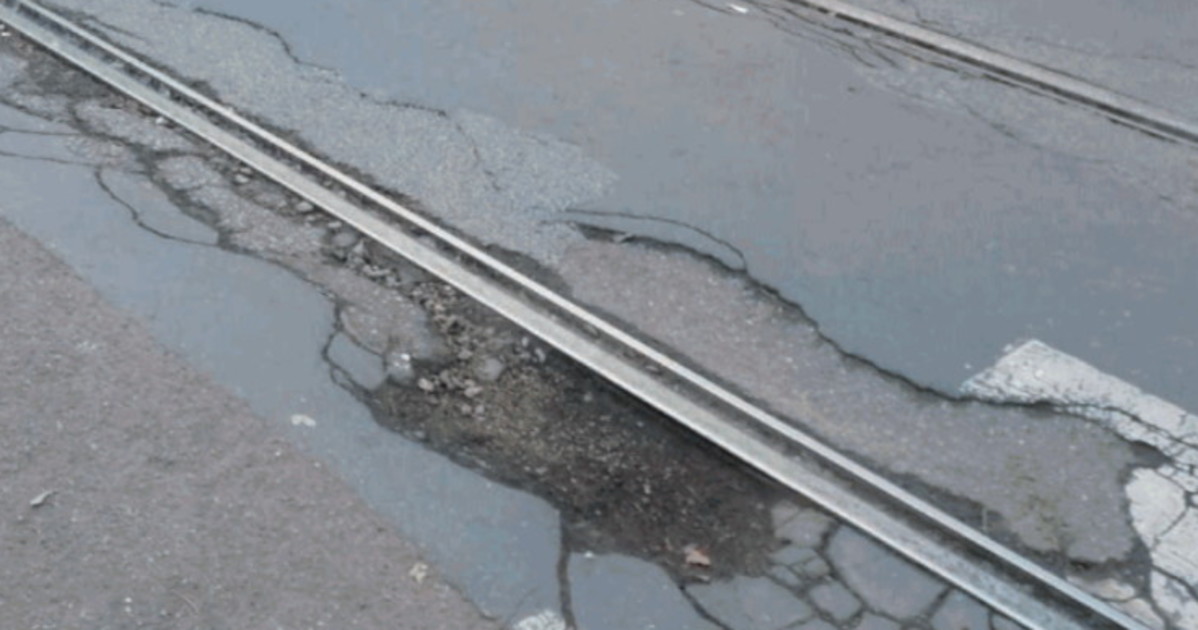 Milano, pure le vie della movida fanno i conti con le buche Milano, pure le vie della movida fanno i conti con le buche