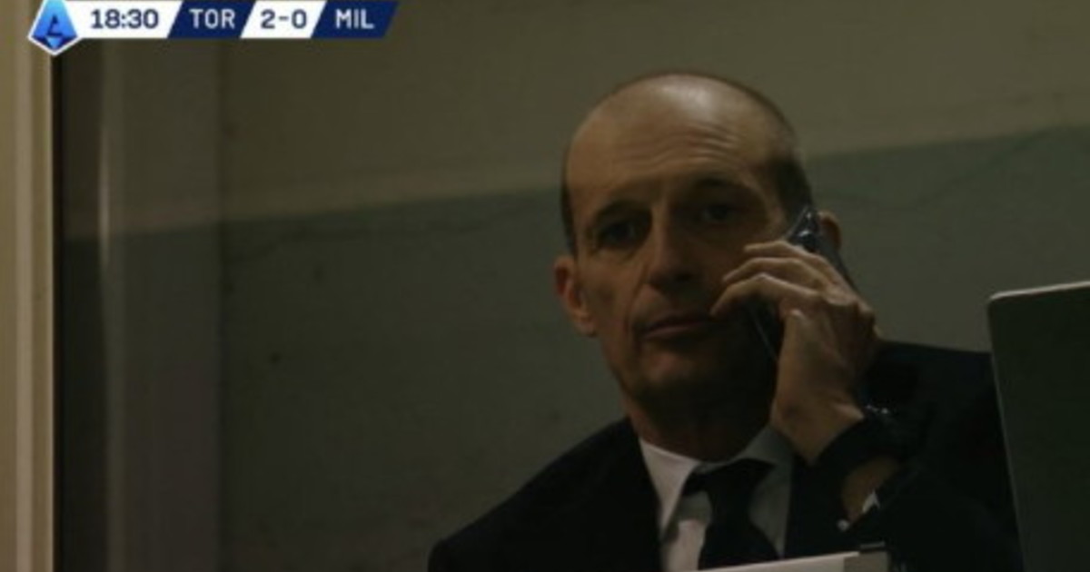 Torino Milan, Allegri furioso al telefono: grosso imbarazzo in diretta Torino Milan, Allegri furioso al telefono: grosso imbarazzo in diretta