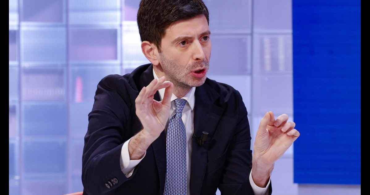 Roberto Speranza, il ricatto ai tempi del Covid: "Stai buono o tiro fuori i dossier" Roberto Speranza, il ricatto ai tempi del Covid: "Stai buono o tiro fuori i dossier"