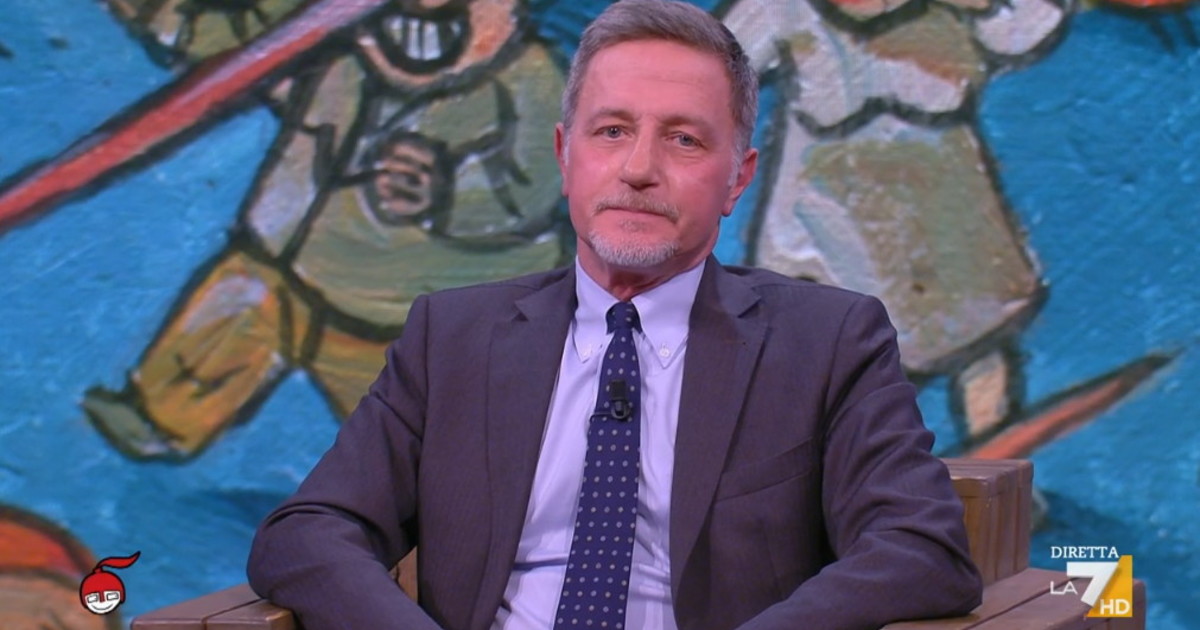 DiMartedì, Massimo Giannini straccia il suo giornale: "Repubblica, fine indegna" DiMartedì, Massimo Giannini straccia il suo giornale: "Repubblica, fine indegna"