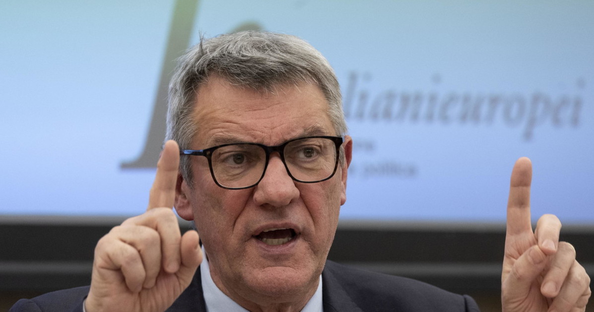 Maurizio Landini ci prende per fessi: "Sciopero il venerdì perché sabato si vendono più giornali" Maurizio Landini ci prende per fessi: "Sciopero il venerdì perché sabato si vendono più giornali"