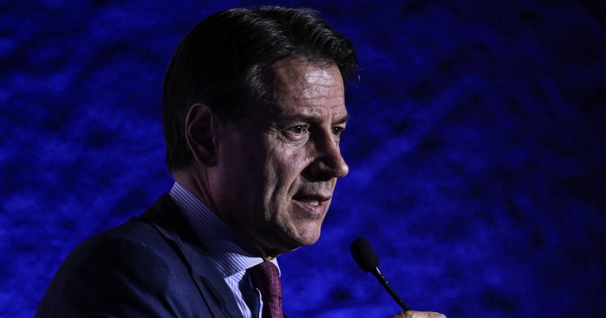 Giuseppe Conte, "farisei e anime belle": la sinistra deflagra Giuseppe Conte, "farisei e anime belle": la sinistra deflagra