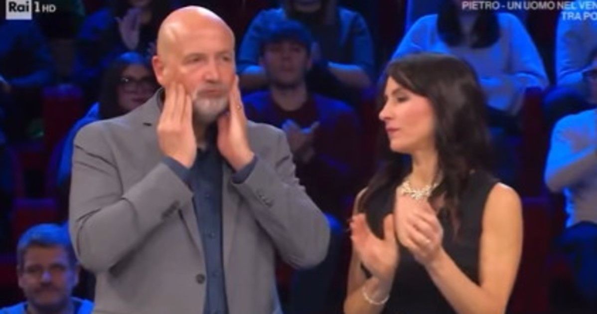 affari tuoi elena insultata sui titoli di coda proprio sci da Liberoquotidiano.it affari tuoi elena insultata sui titoli di coda proprio sci