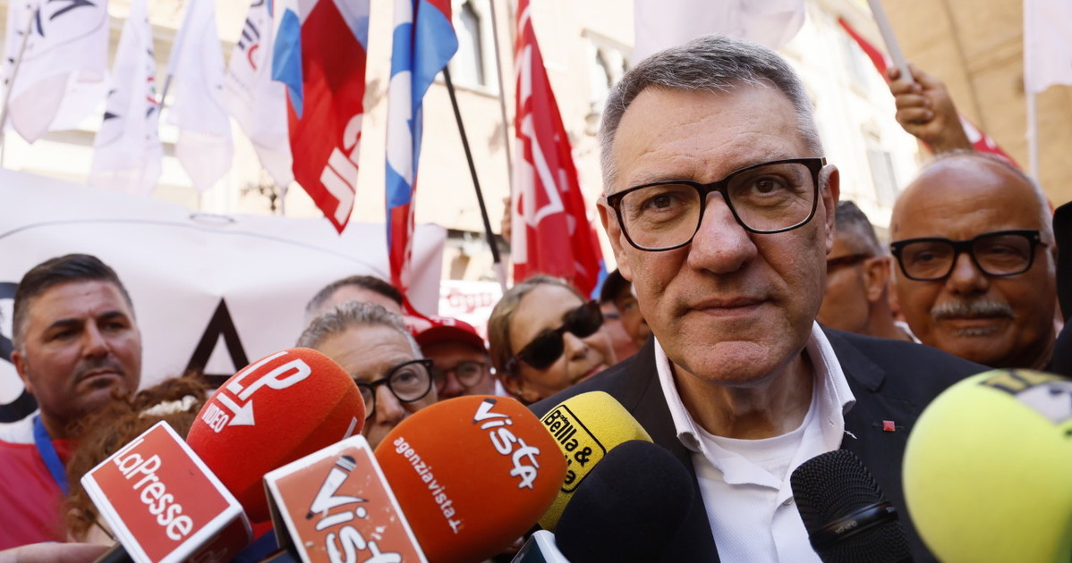 repubblica in agitazione i giornalisti oggi in piazza scioperano con landini