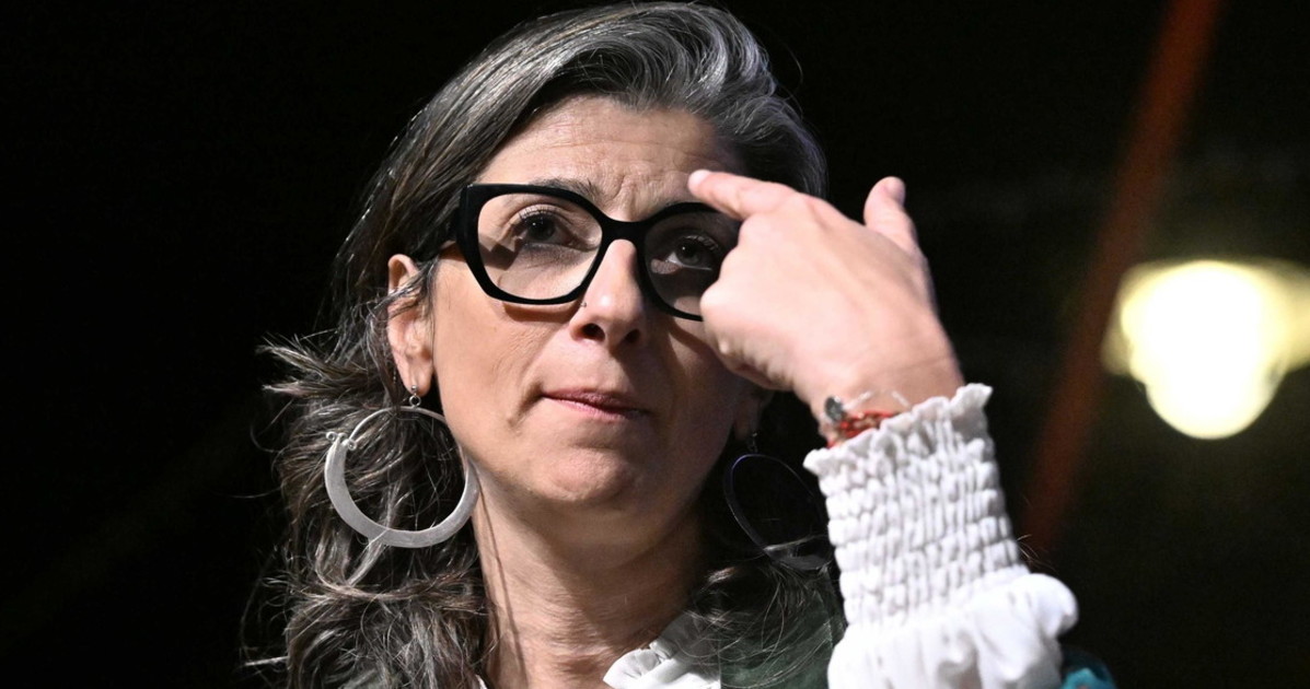 Francesca Albanese, il sondaggio fotografa il suo declino? Lei impazzisce: "Pagliacciata" Francesca Albanese, il sondaggio fotografa il suo declino? Lei impazzisce: "Pagliacciata"