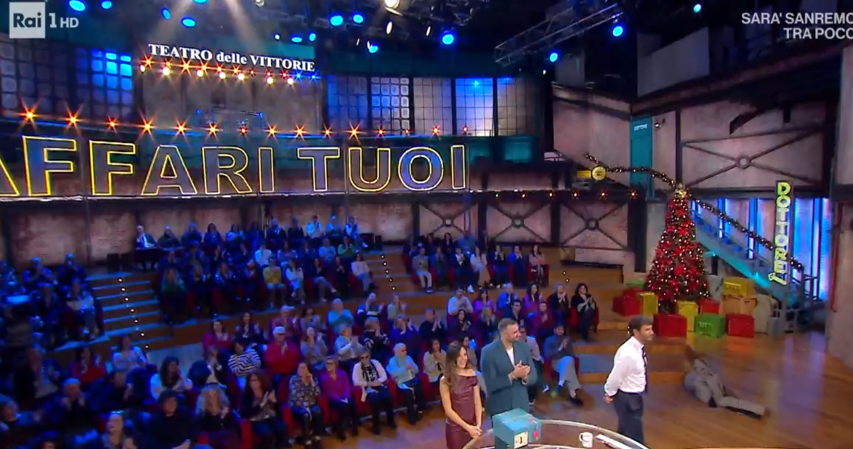 affari tuoi gli piacciono i cul ben scolpiti la pesante accusa da Liberoquotidiano.it affari tuoi gli piacciono i cul ben scolpiti la pesante accusa