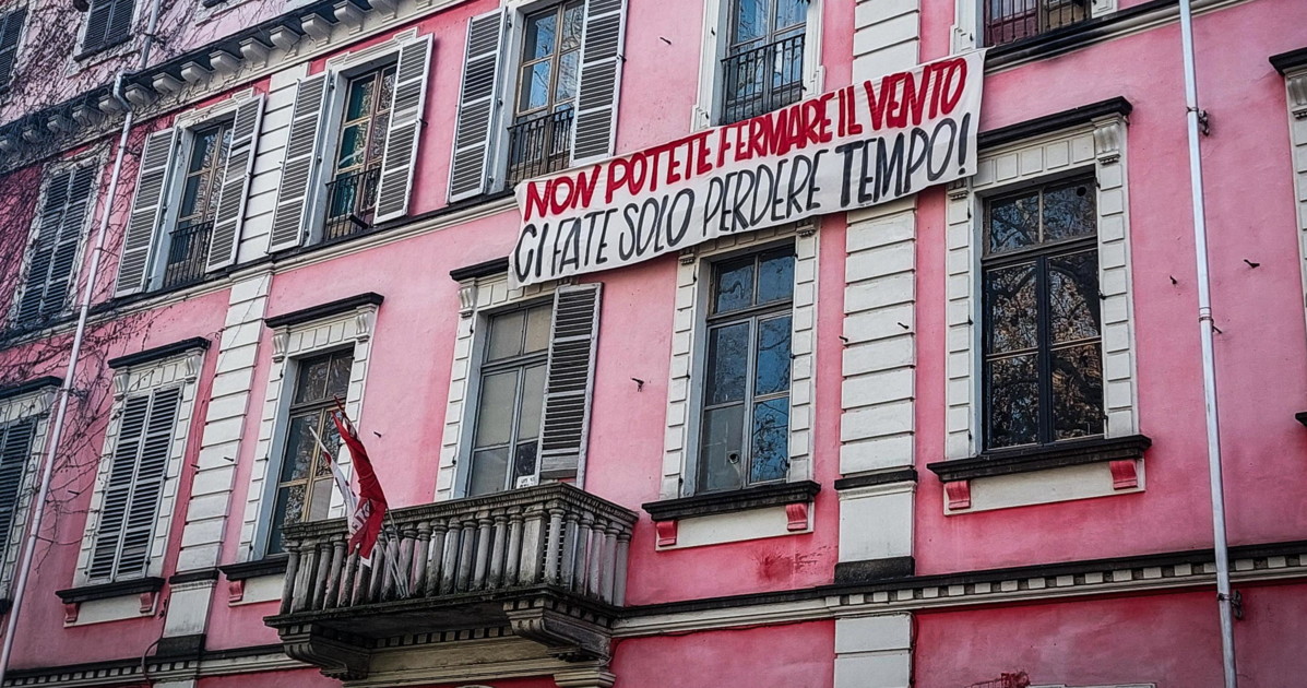 askatasuna scatta l operazione della polizia accorrete ci sgomberano da Liberoquotidiano.it askatasuna scatta l operazione della polizia accorrete ci sgomberano