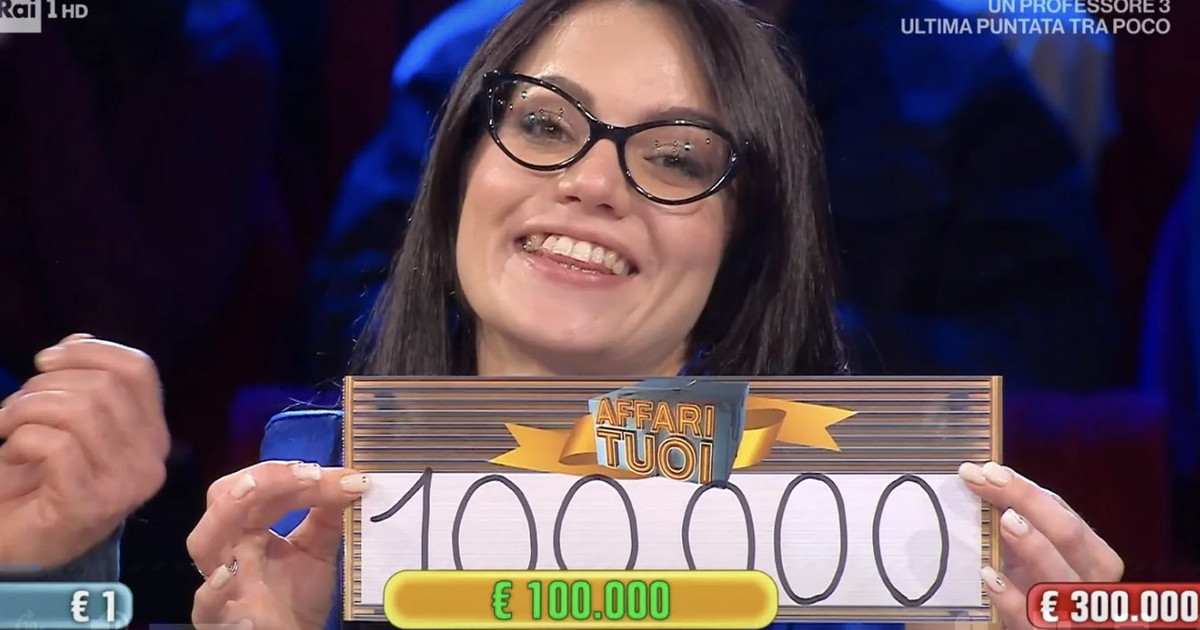 affari tuoi la sconcertante frase di de martino a bluette te la sei limonata da Liberoquotidiano.it affari tuoi la sconcertante frase di de martino a bluette te la sei limonata