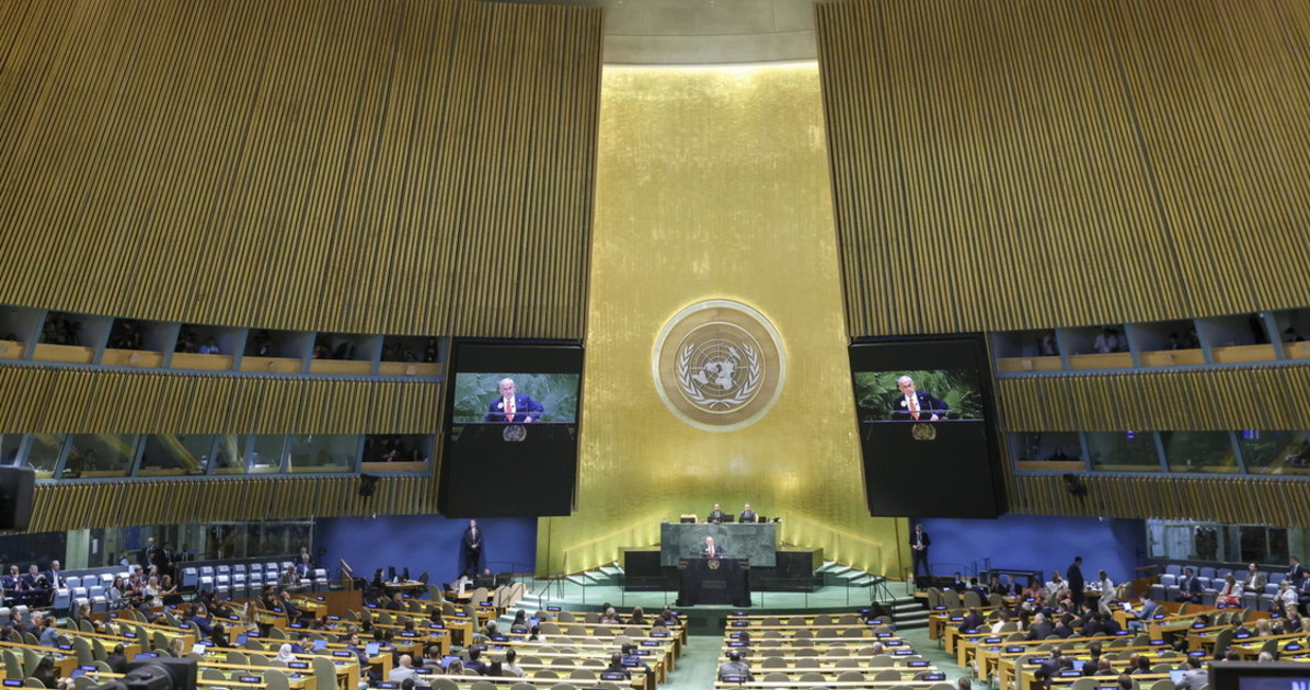 Sono scomparse le buone maniere: così è iniziato il declino dell’Occidente