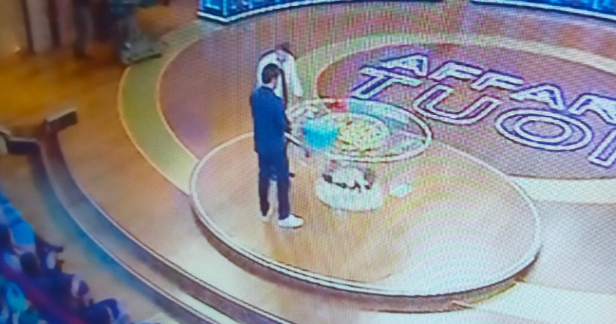 Affari tuoi, "ma fa finta?": Roberto manda tutti in tilt Affari tuoi, "ma fa finta?": Roberto manda tutti in tilt