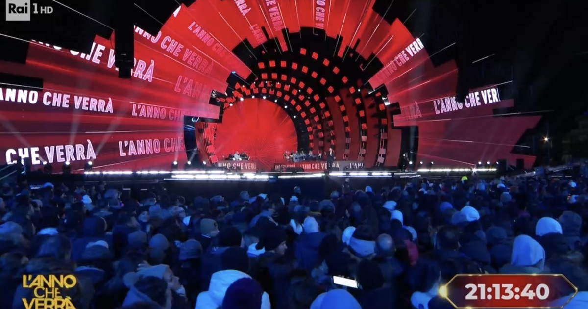 l anno che verr224 232 caos mummie cos 232 successo sul palco da Liberoquotidiano.it l anno che verr224 232 caos mummie cos 232 successo sul palco