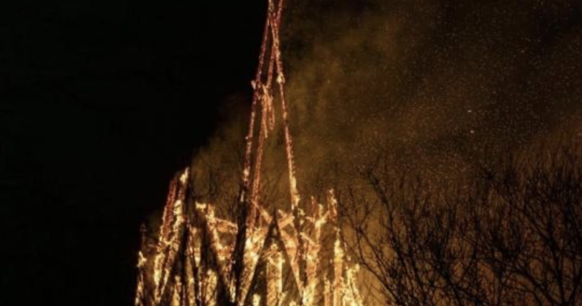 amsterdam fiamme distruggono una chiesa in centro crolla il campanile