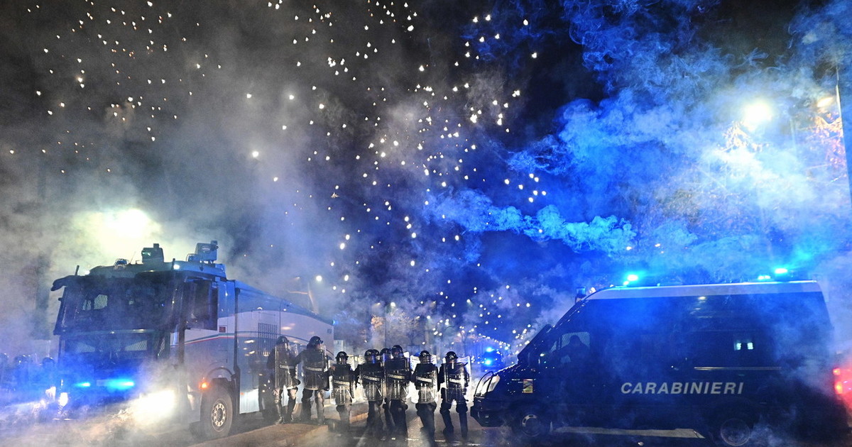 vergogna di capodanno 4 carabinieri feriti ecco askatasuna