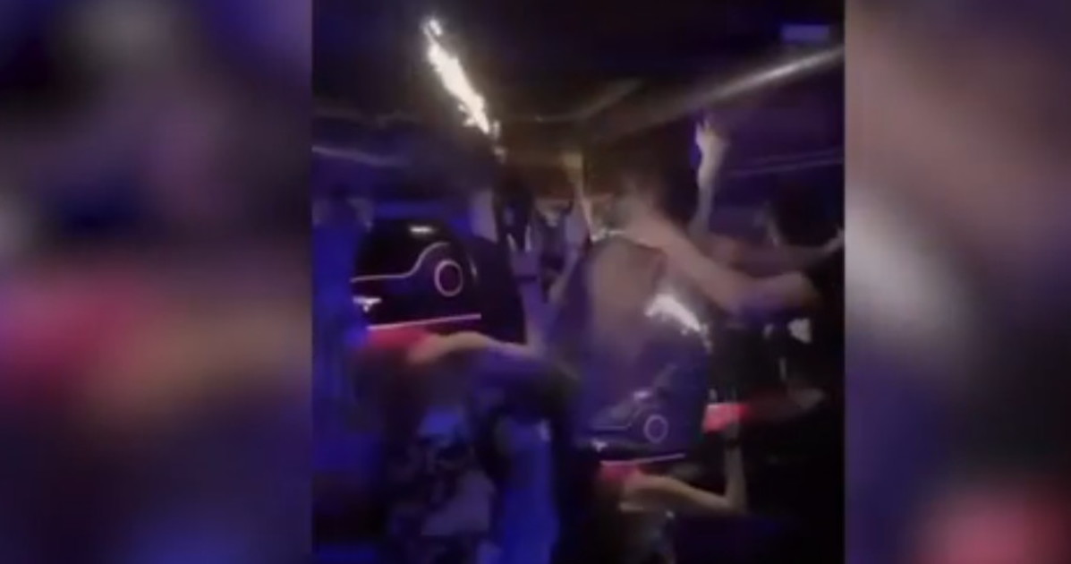 crans montana quel video con le candele accese sulle bottiglie di champagne da Liberoquotidiano.it crans montana quel video con le candele accese sulle bottiglie di champagne