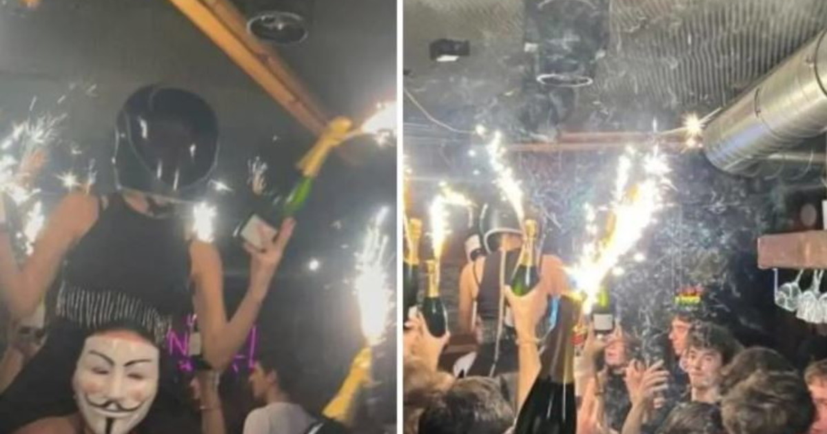 crans montana le foto drammatiche la ragazza col casco sulle spalle innesca l inferno con le bottiglie scintillanti a capodanno da Liberoquotidiano.it crans montana le foto drammatiche la ragazza col casco sulle spalle innesca l inferno con le bottiglie scintillanti a capodanno