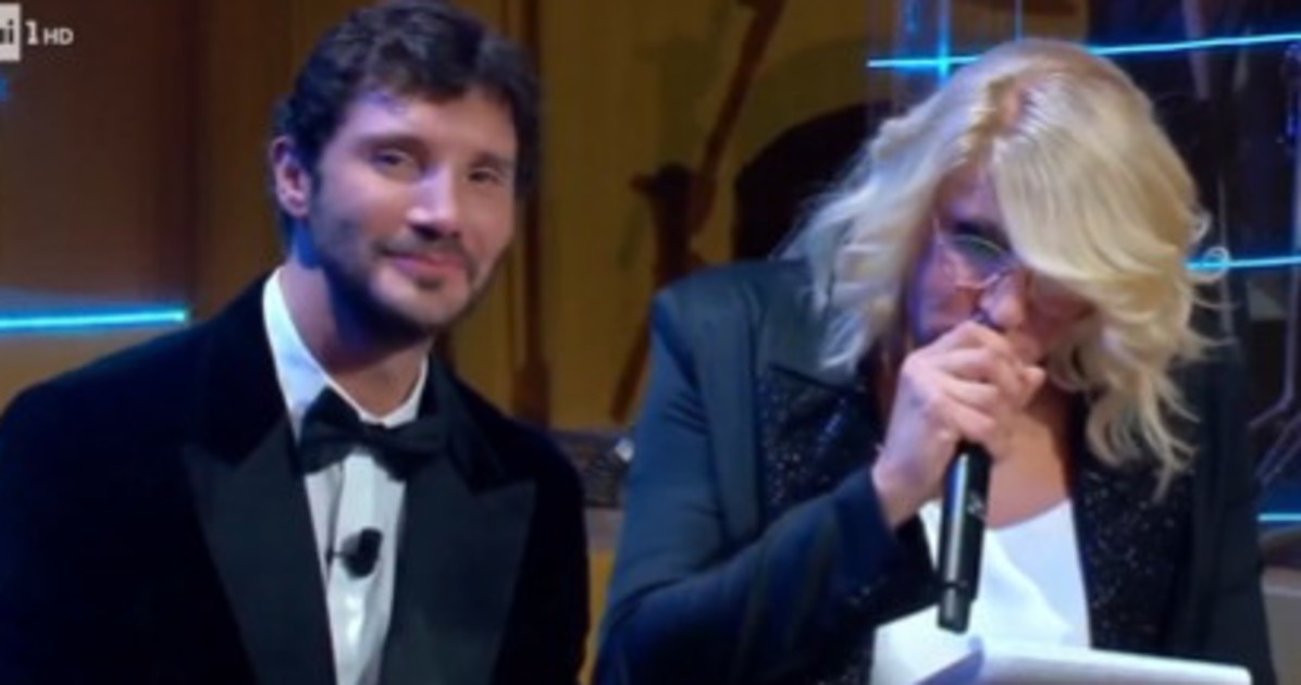 affari tuoi la finta maria de filippi gela de martino da Liberoquotidiano.it affari tuoi la finta maria de filippi gela de martino