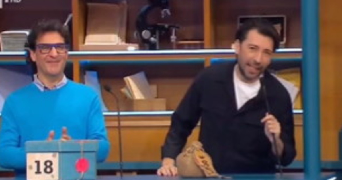 Affari tuoi, De Martino zittisce Herbert Ballerina con un gesto