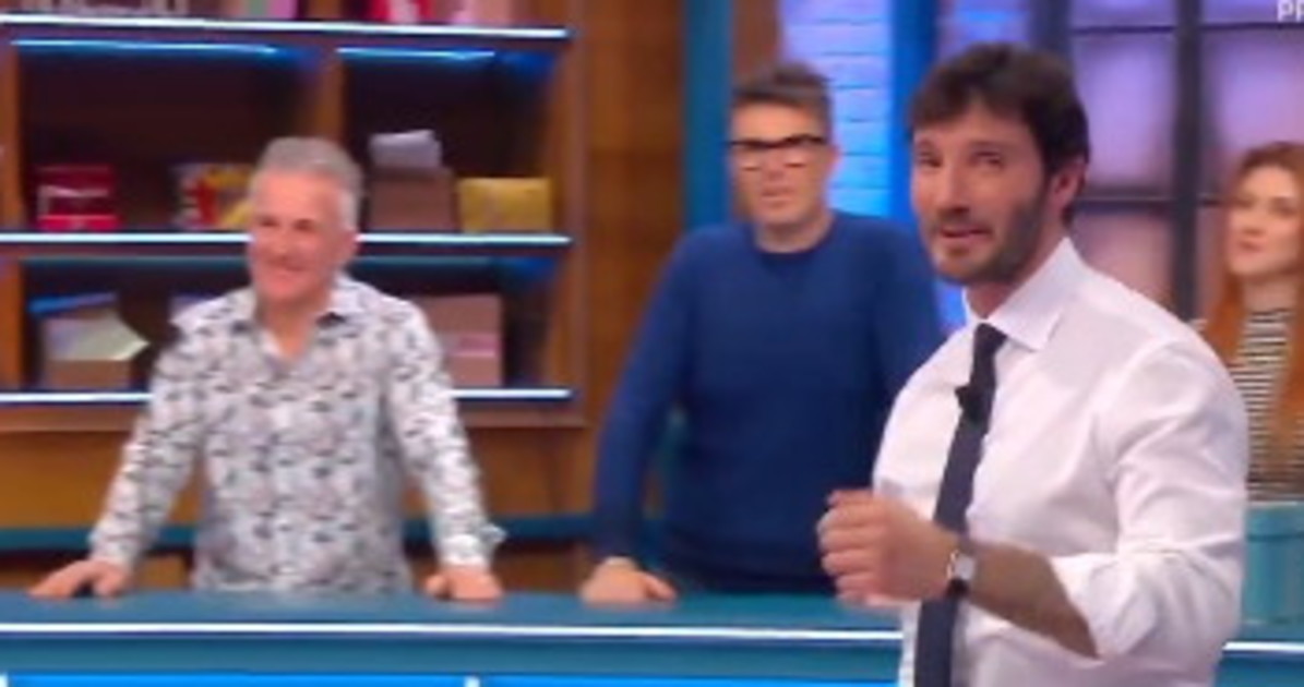 Affari tuoi, crisi De Martino senza Ballerina? "Guardatelo..."