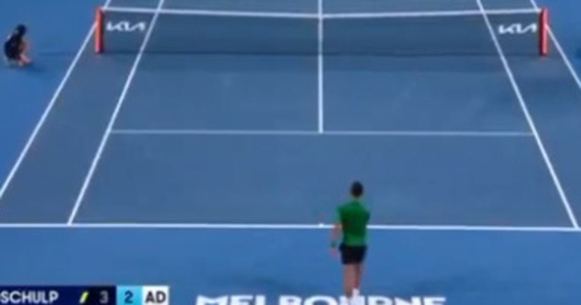 Novak Djokovic, il gesto choc contro la raccattapalle: rischia la squalifica