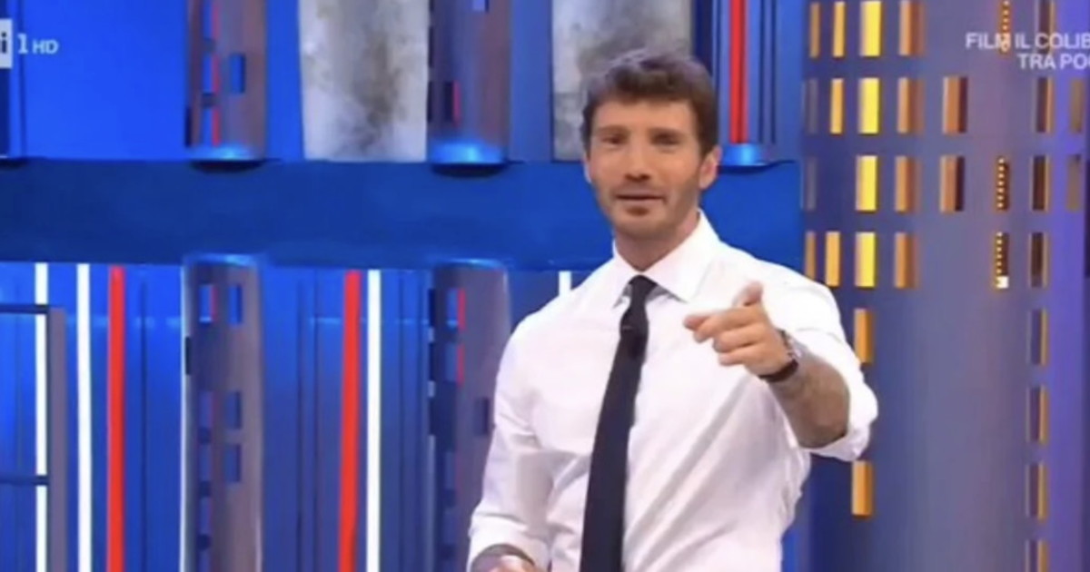 affari tuoi voci clamorose su stefani de martino fa le prove generali da Liberoquotidiano.it affari tuoi voci clamorose su stefani de martino fa le prove generali