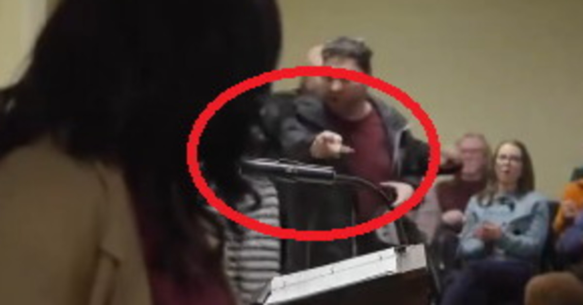 Minneapolis, agguato alla deputata dem: aggredita con una siringa Minneapolis, agguato alla deputata dem: aggredita con una siringa